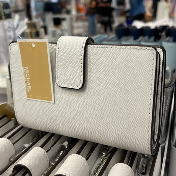 Michael Kors Medium Saffiano Leather Bifold Wallet
Optic White
NWT - Picture 16 of 16
